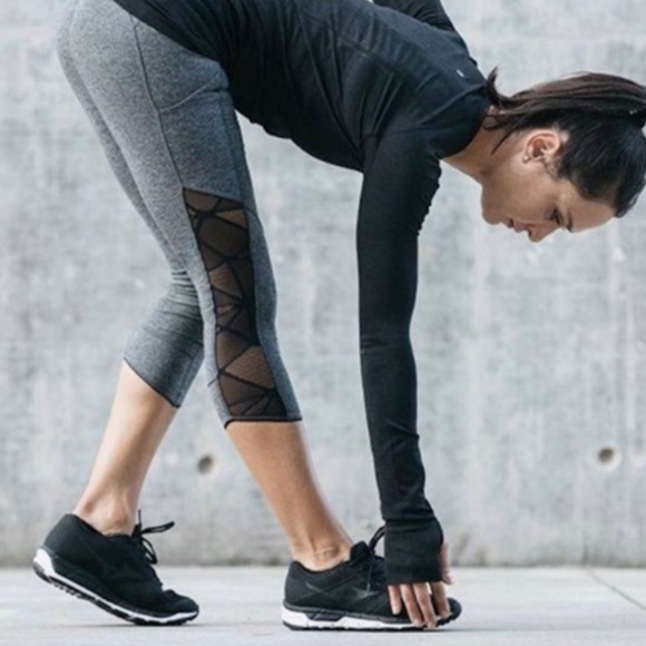 Lululemon crop leggings with mesh detail - Picture 2 of 9